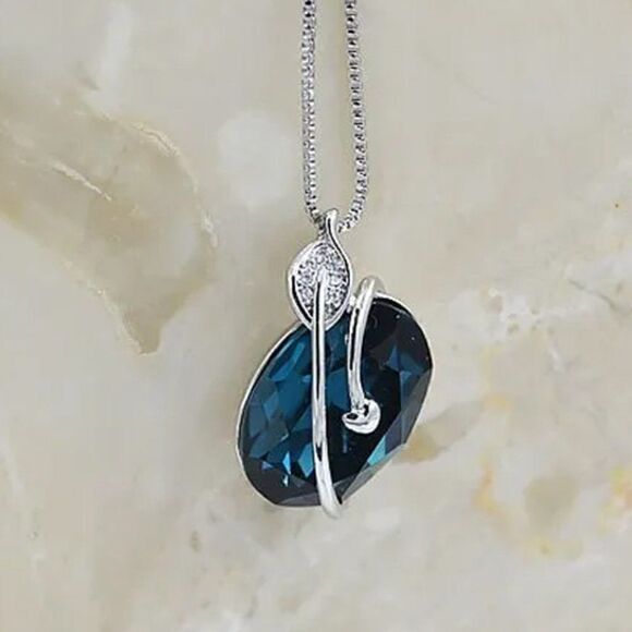 🖤  Elegant Blue Platinum Crystal Necklace - Picture 1 of 3
